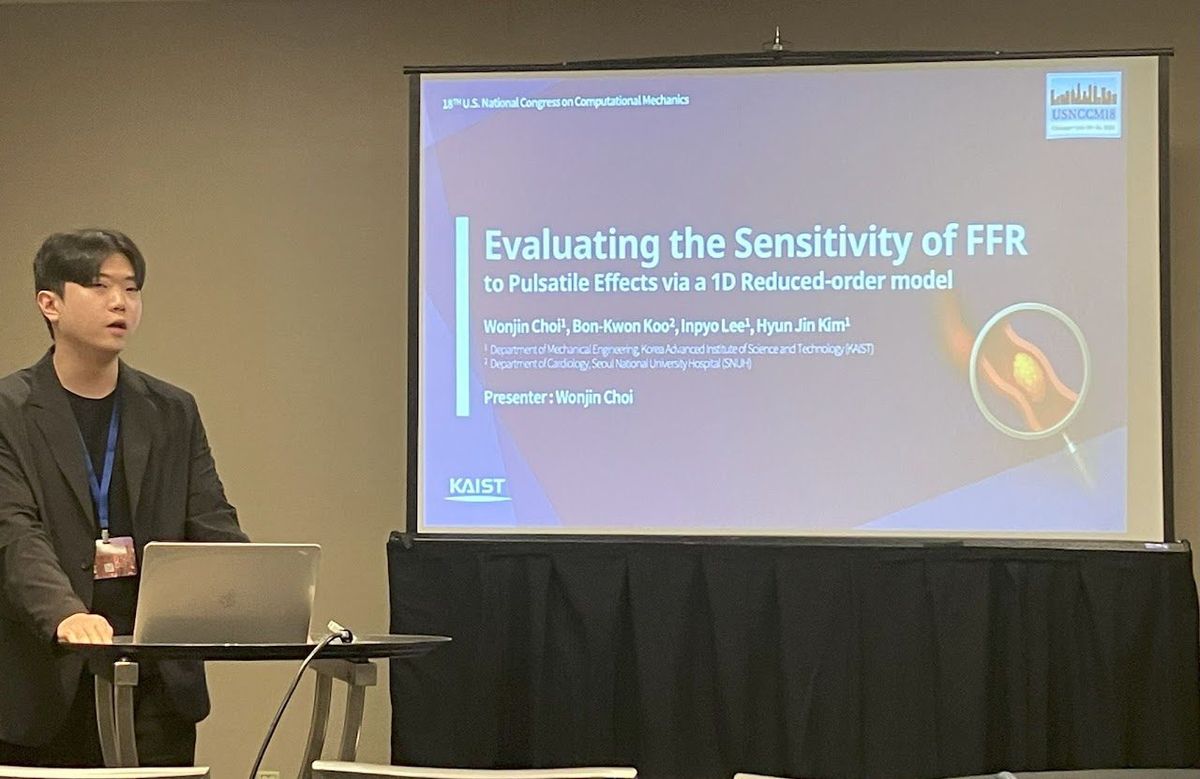 Wonjin Choi and Chang Min Lee presented their research at the 18th US National Congress on Computational Mechanics in Chicago, USA. (photograph 1 of 2)