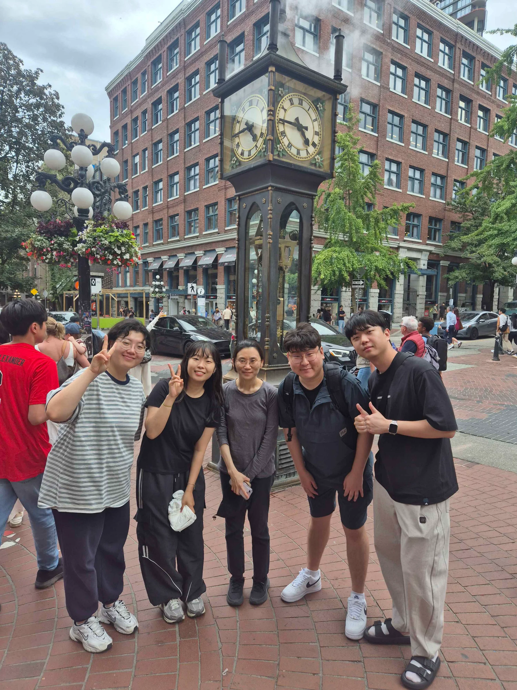 Youngjae Choi, Seoyeon Kim, Chanhee An, and Wonjin Choi presented their research at the World Congress of Biomechanics in Vancouver, Canada. (photograph 5 of 5)